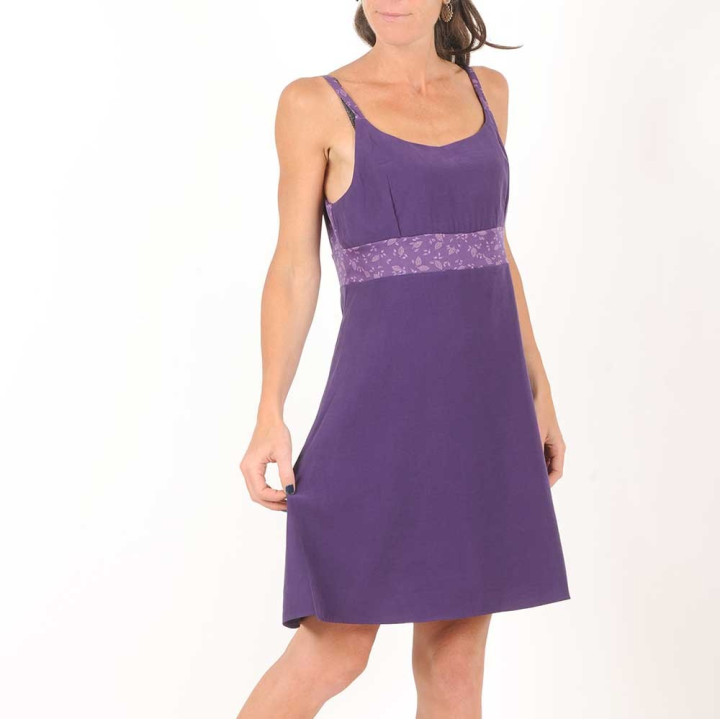 Robe fabriquée en France créateur femme courte violette à bretelles, détails fleuris