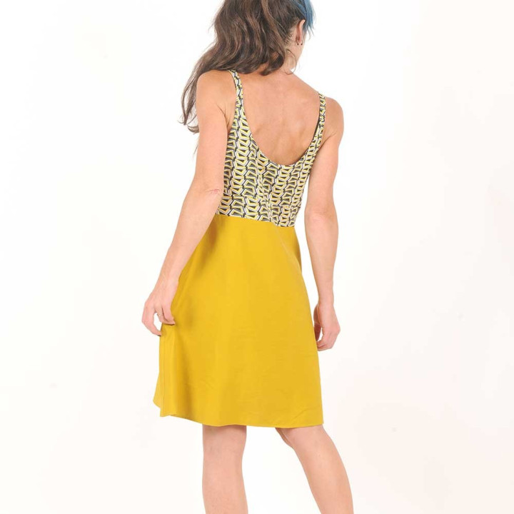 Robe courte créateur jaune moutarde à bretelles, détails géométriques