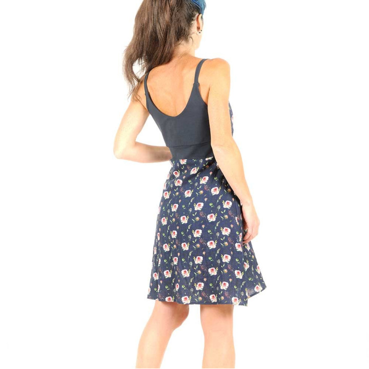 Robe créateur fabrication française fleurie à bretelles, double gaze de coton bleu marine