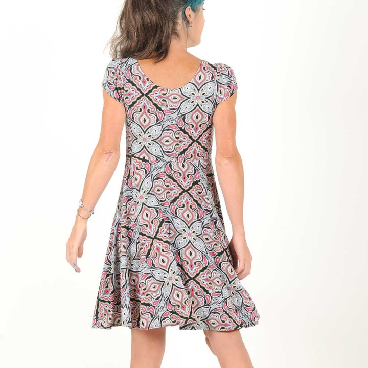 Robe idée cadeau pour femme imprimée noire blanche rouge, décolleté plissé, manches courtes