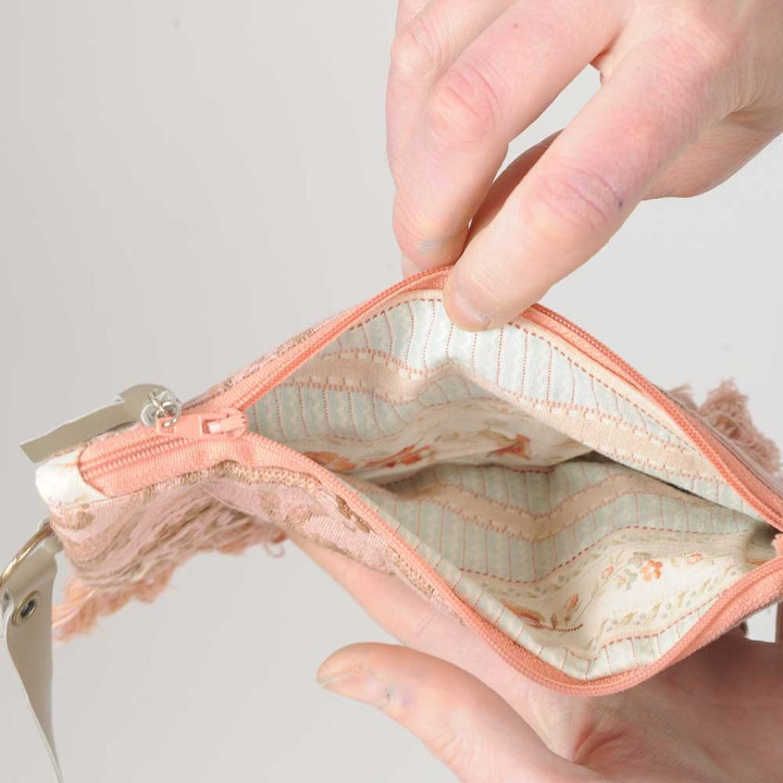 Petit sac original fabriqué en France zippé vieux rose et marron, tissu ancien et franges