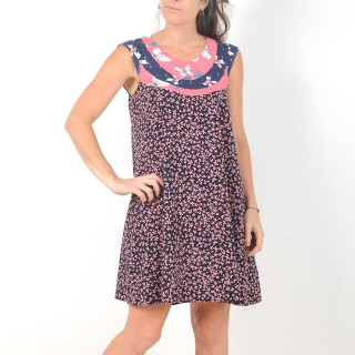 Robe créateur fabrication française ample bleue fleurs roses, encolure patchwork