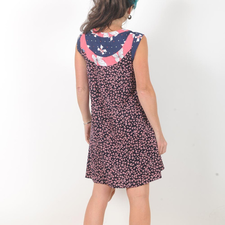 Robe fabriquée en France créateur femme ample bleue fleurs roses, encolure patchwork