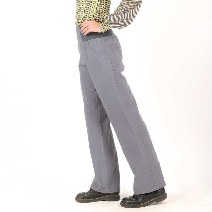 Womens medium grey supple pants, wide legs