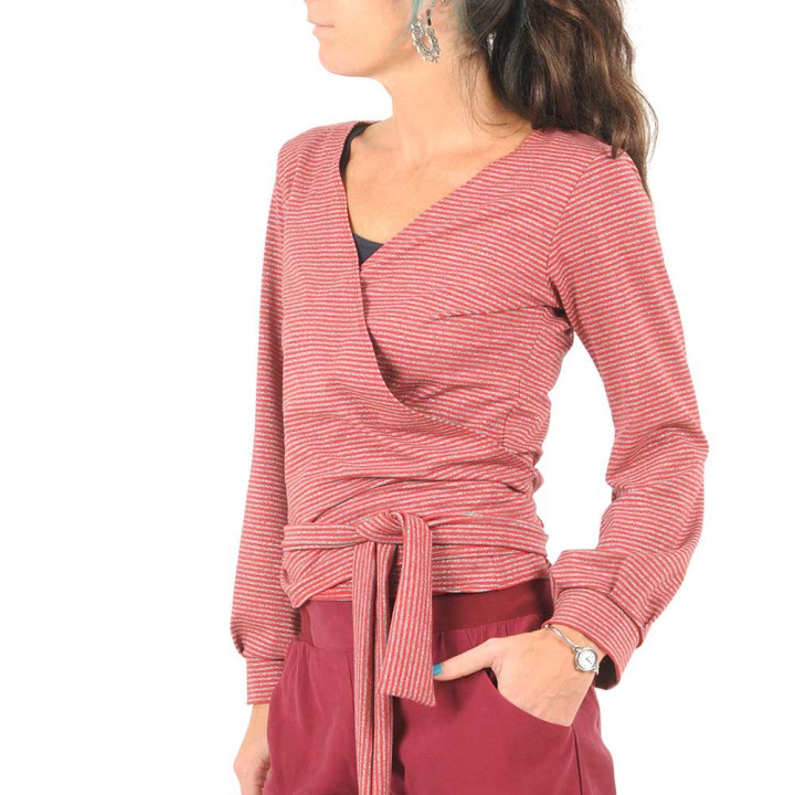 Gilet cache-coeur rouge rayé gris lurex, manches bouffantes