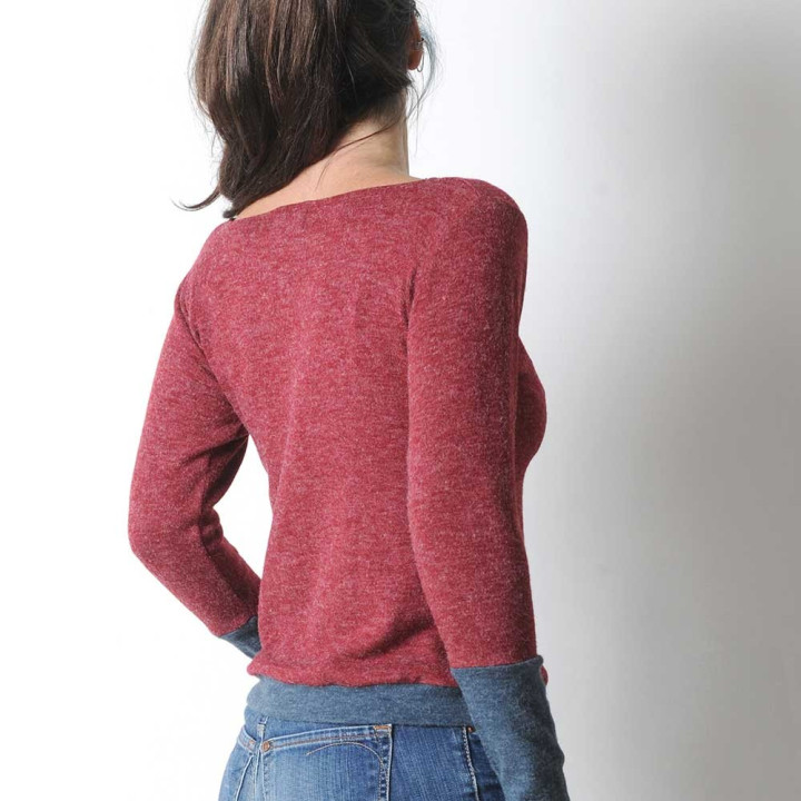 Pull femme créateur fabrication française bleu-gris et bordeaux, maille souple et douce