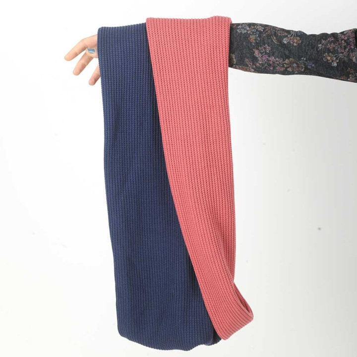 Echarpe fabriquée tour de cou en grosse maille bleue et vieux rose