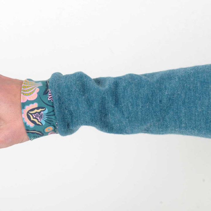 Robe pull maille bleu canard, détails fleuris