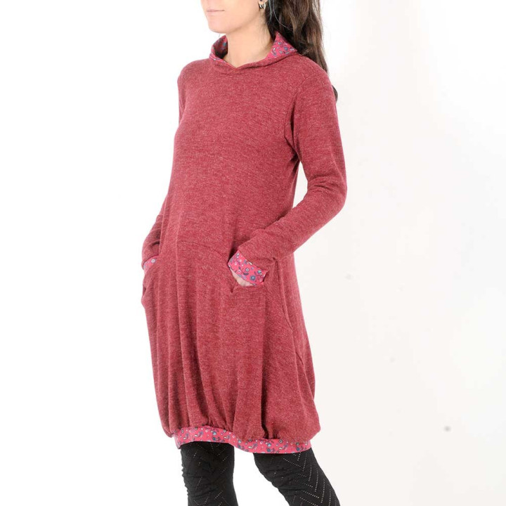 Robe pull maille rouge framboise, détails fleuris