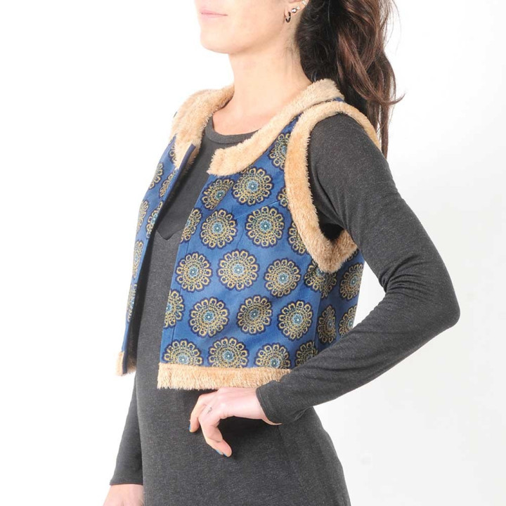 Gilet sans manches fabrication artisanale bleu motif fleuri, fausse fourrure beige