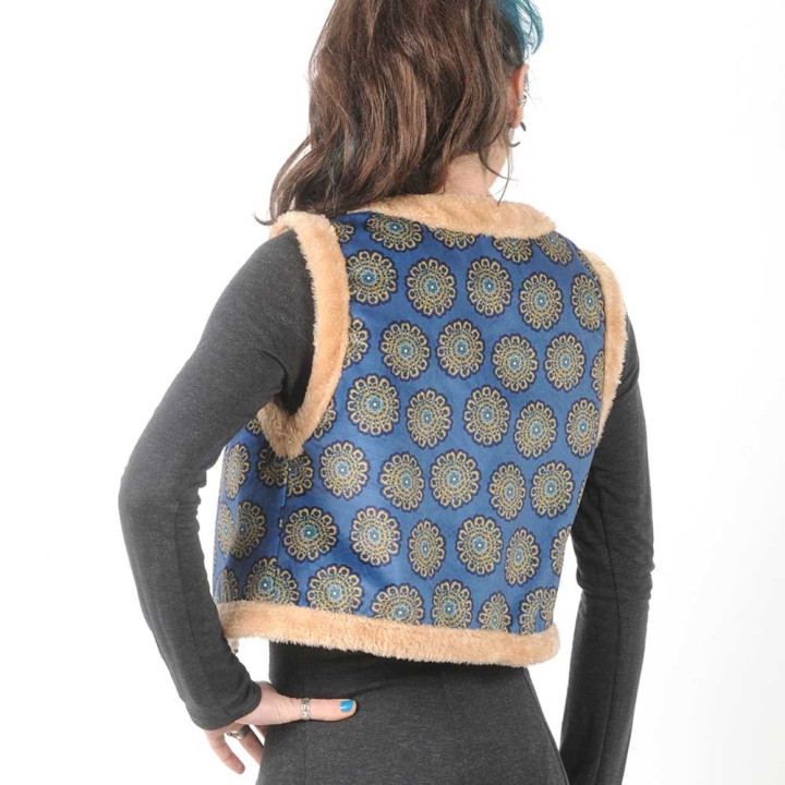 Gilet créateur fabrication française sans manches bleu motif fleuri, fausse fourrure beige