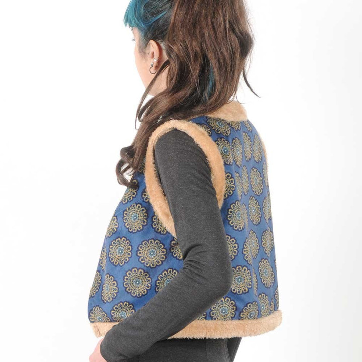 Gilet sans manches fabriqué en France créateur femme bleu motif fleuri, fausse fourrure beige