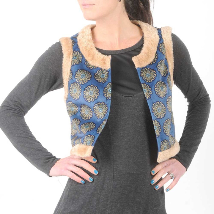 Gilet sans manches original fabriqué en France bleu motif fleuri, fausse fourrure beige
