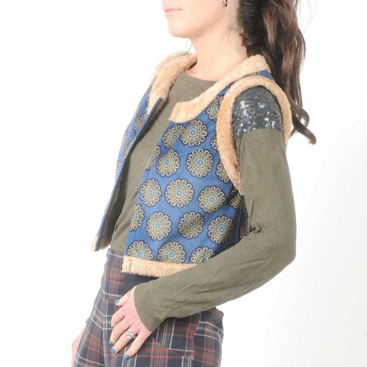 Gilet sans manches jeune créateur bleu motif fleuri, fausse fourrure beige