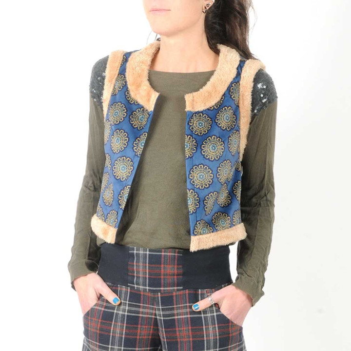 Gilet sans manches original de créateur bleu motif fleuri, fausse fourrure beige
