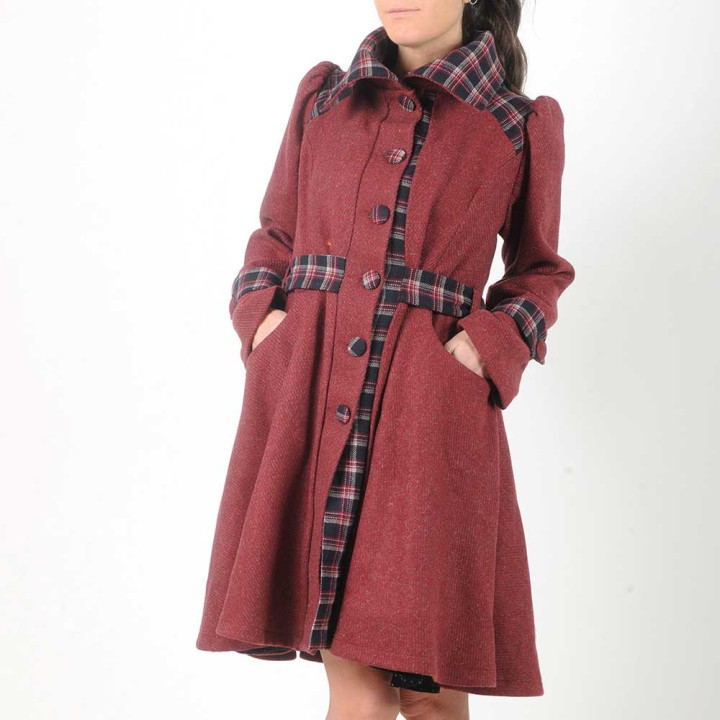 Manteau femme fabriqué en France créateur femme ceinturé et évasé, rayé rouge et écossais