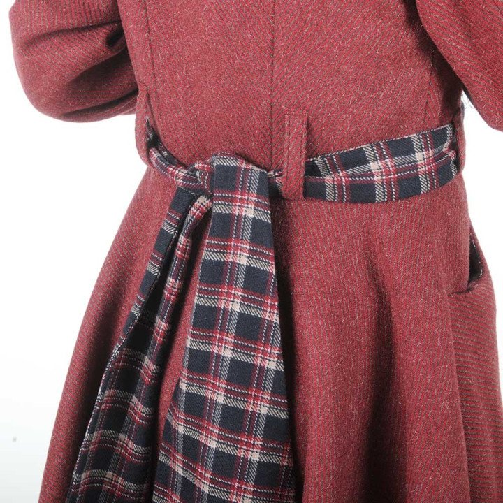 Manteau femme ceinturé et évasé, rayé rouge et écossais