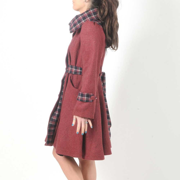 Manteau femme original de créateur ceinturé et évasé, rayé rouge et écossais