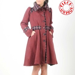 Manteau artisanal femme ceinturé et évasé, rayé rouge et écossais