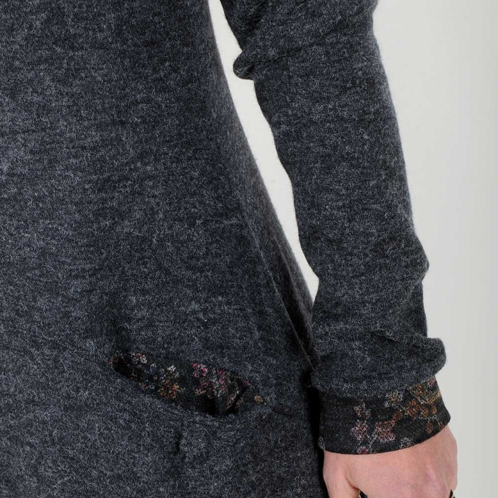 Robe pull maille gris foncé, détails fleuris