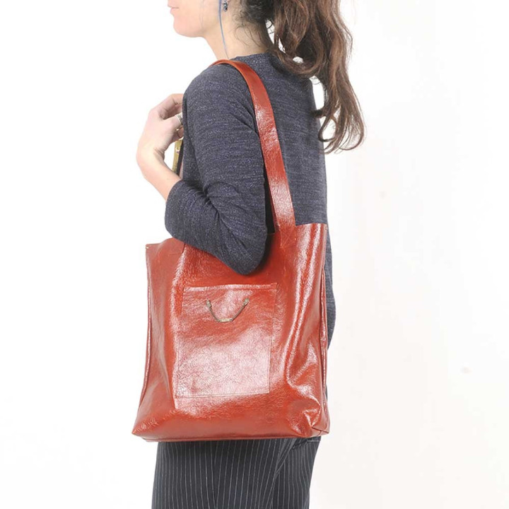 Sac shopping cabas made in France créateur français en cuir roux vernis, deux poches