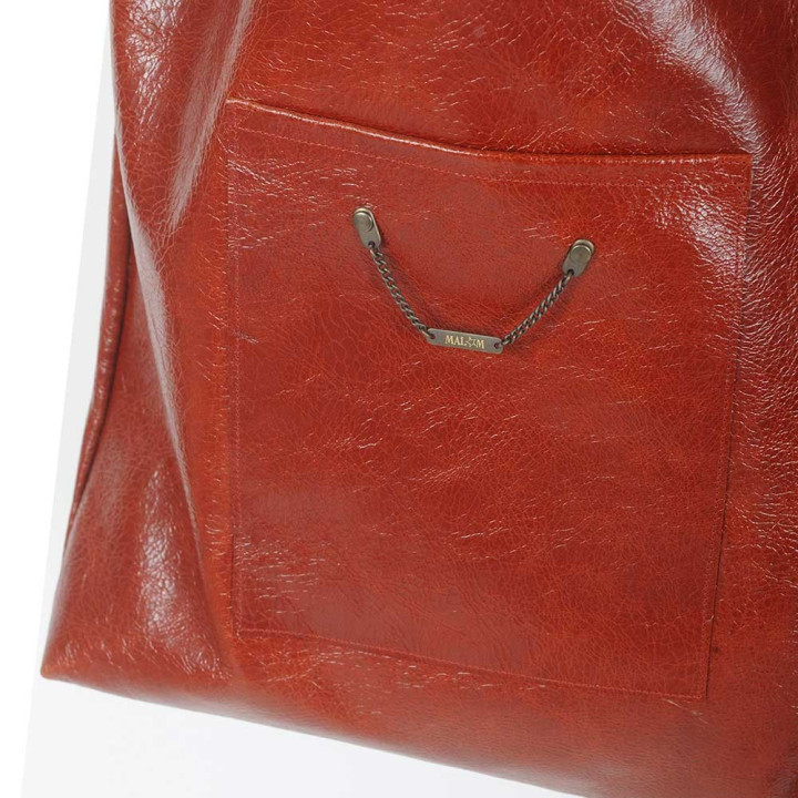 Sac shopping cabas jeune créateur en cuir roux vernis, deux poches
