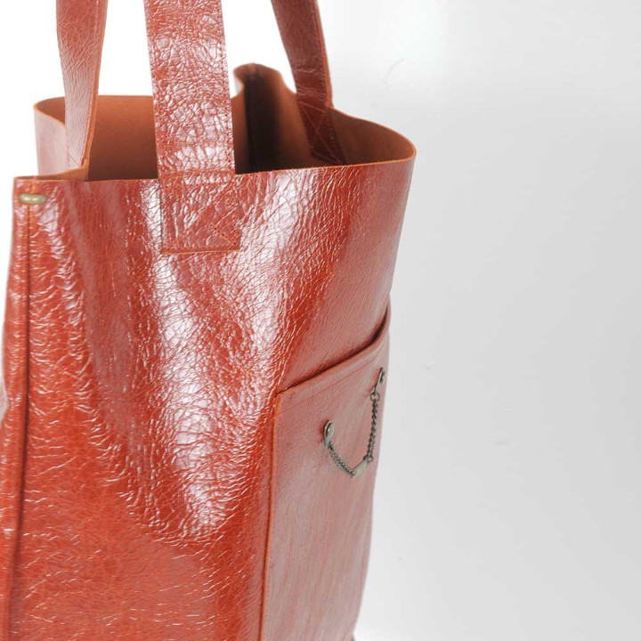 Sac shopping cabas original de créateur en cuir roux vernis, deux poches