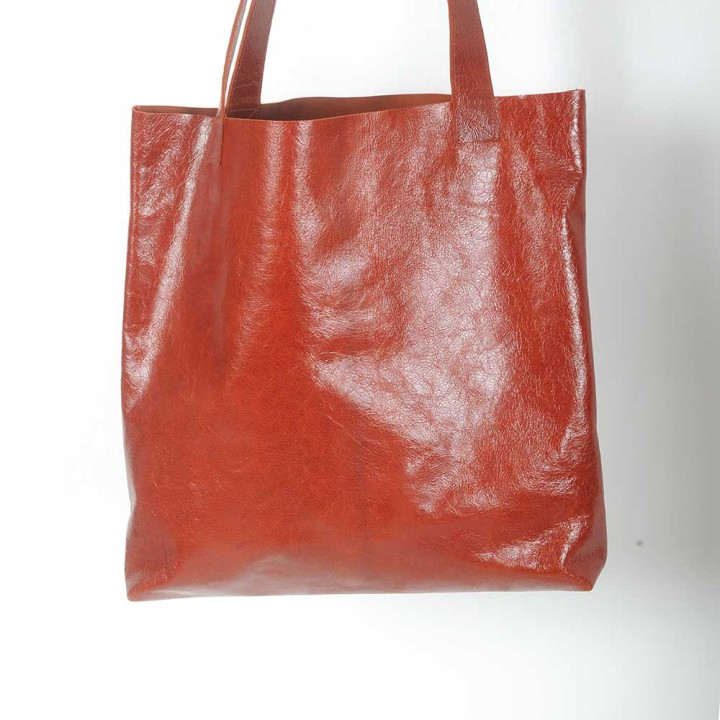 Sac shopping cabas fabriqué en France en cuir roux vernis, deux poches