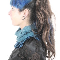 cadeau pour femme fabrication artisanale Tour de cou vert-bleu extensible, volants crêpe translucide