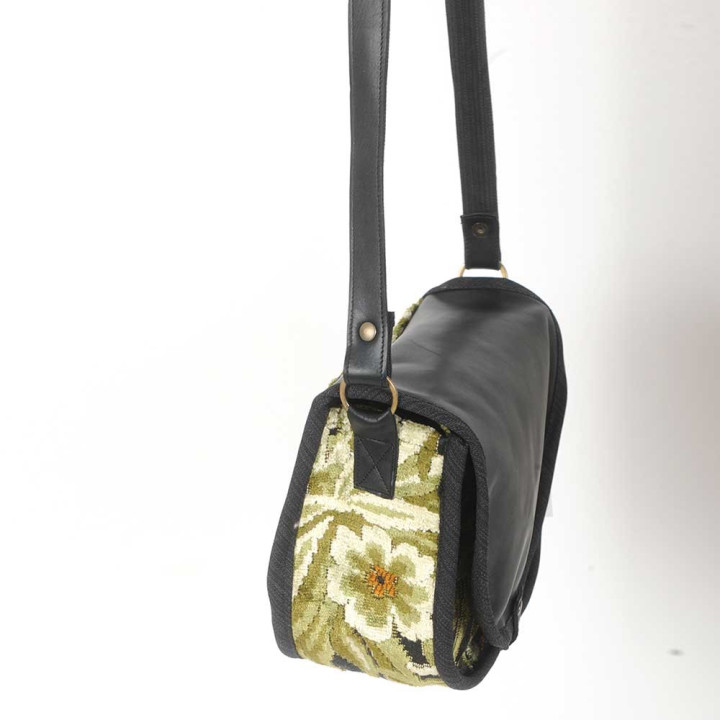 Sac bandoulière cuir fabrication artisanale noir et velours fleuri vert