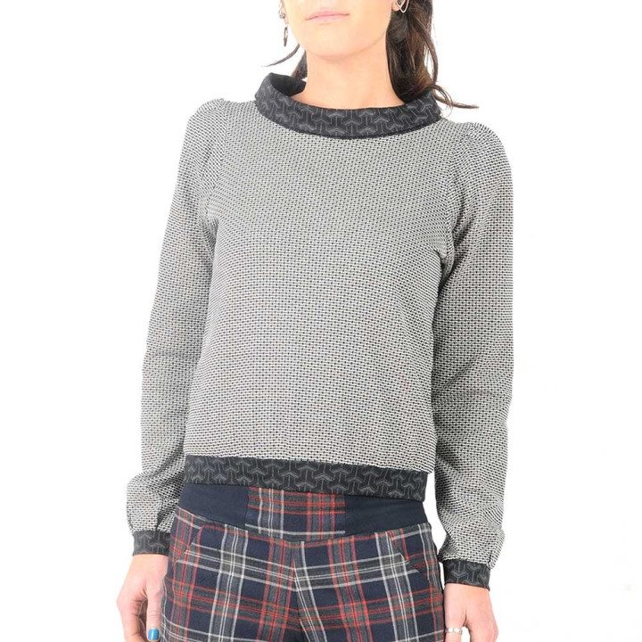 Pull court maille noire et blanche, col bateau
