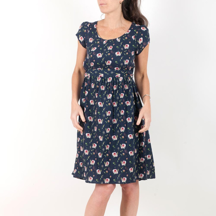 Robe légère ceinturée fabriquée en France créateur femme, double gaze de coton bleu marine fleurie