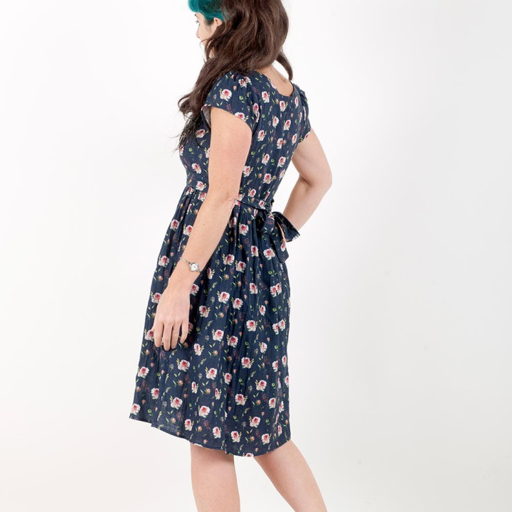 Robe légère ceinturée originale fabriquée en France, double gaze de coton bleu marine fleurie