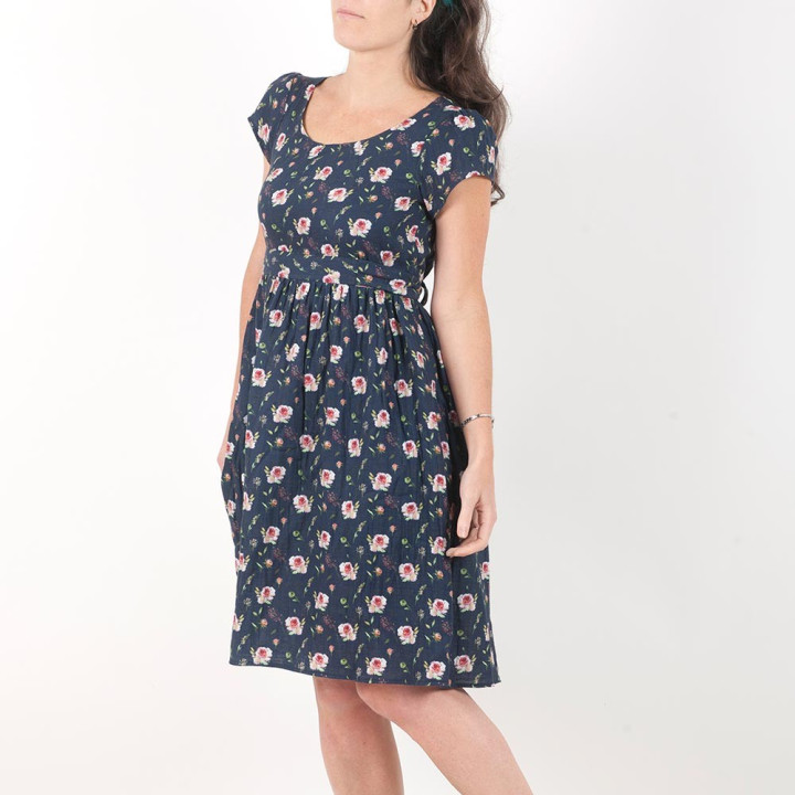 Robe légère ceinturée originale de créateur, double gaze de coton bleu marine fleurie