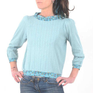 Top blousant original fabriqué en France maille coton bleu clair ajouré, détails fleuris