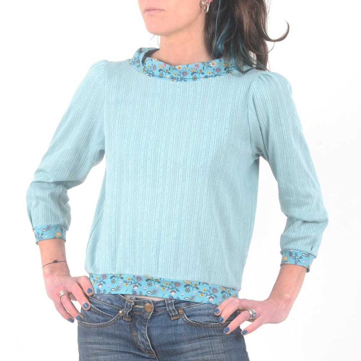 Top blousant original fabriqué en France maille coton bleu clair ajouré, détails fleuris