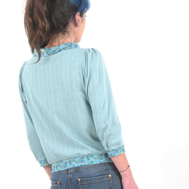 Top blousant jeune créateur maille coton bleu clair ajouré, détails fleuris