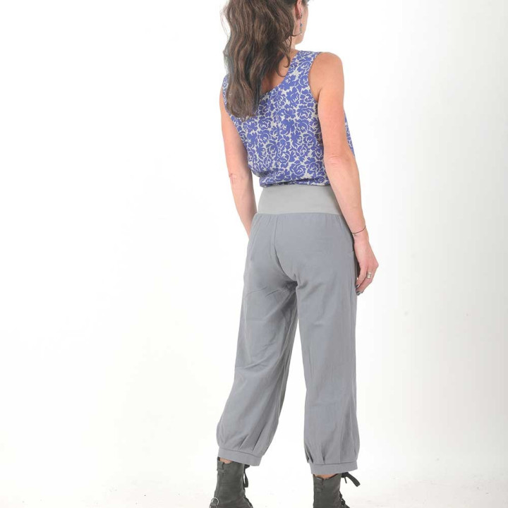 Pantalon femme 4/5 coton lavé gris au bas resserré, ceinture stretch