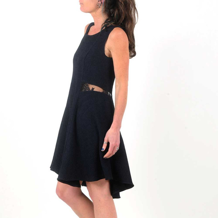Robe bleue marine créateur fabrication française texturée sans manches, dos dentelle