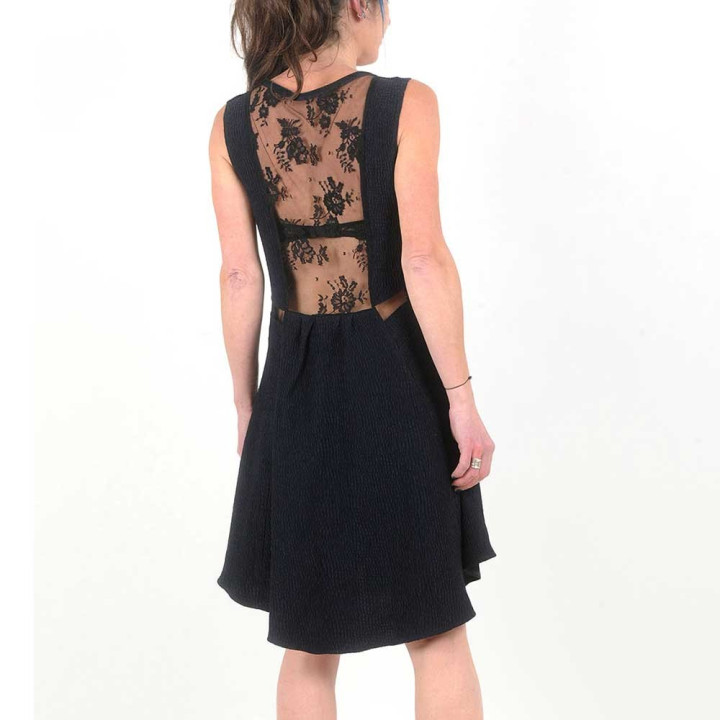 Robe bleue marine fabriquée en France créateur femme texturée sans manches, dos dentelle