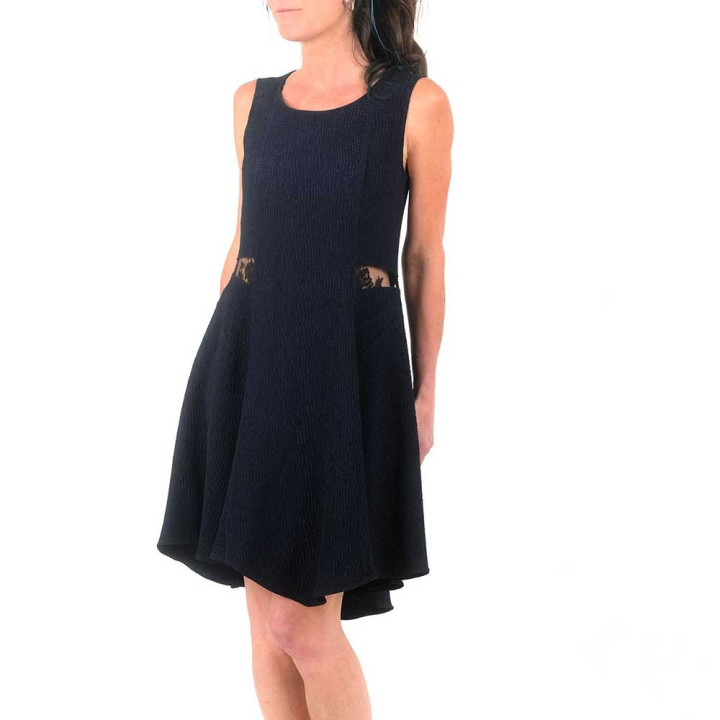 Robe bleue marine originale fabriquée en France texturée sans manches, dos dentelle