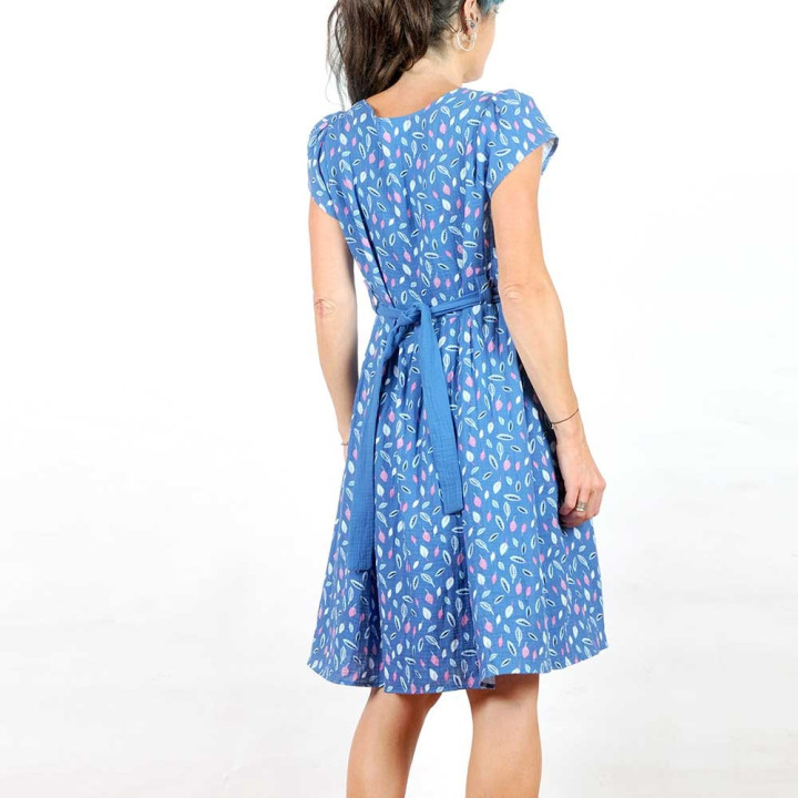 Robe d'été ceinturée, double gaze de coton bleue imprimée