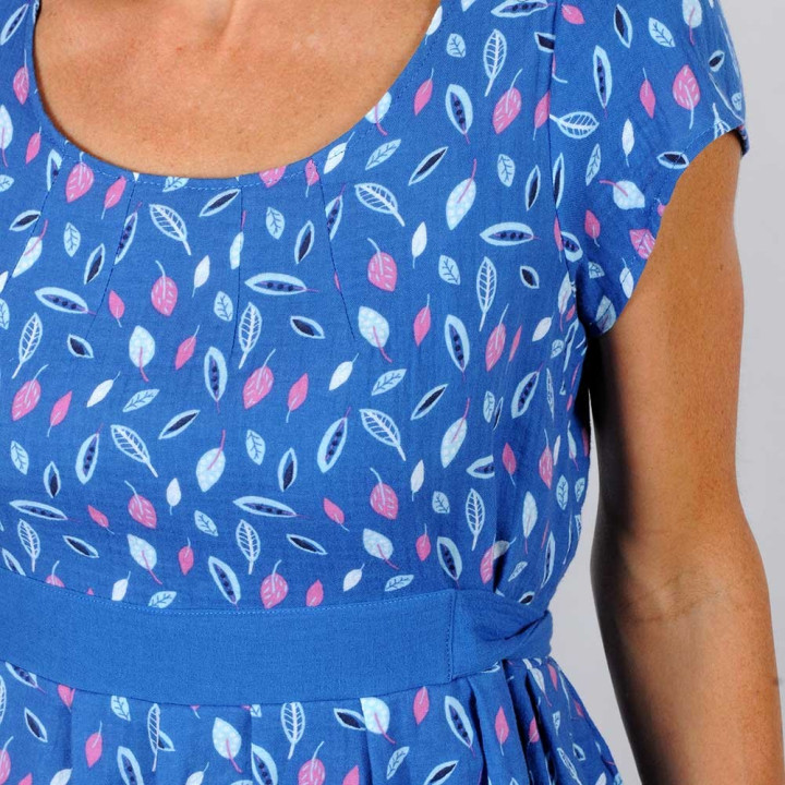 Robe originale de créateur d'été ceinturée, double gaze de coton bleue imprimée