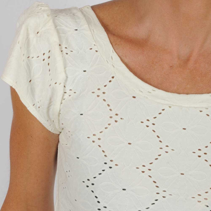 Top blanc ajouré motif fleurs, manches courtes