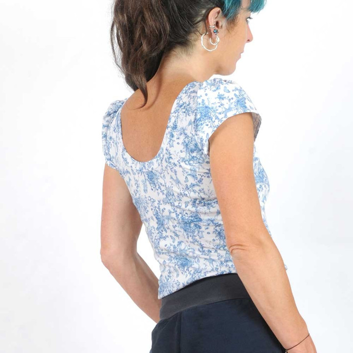 Top fabriqué en France créateur femme blanc et bleu, manches courtes