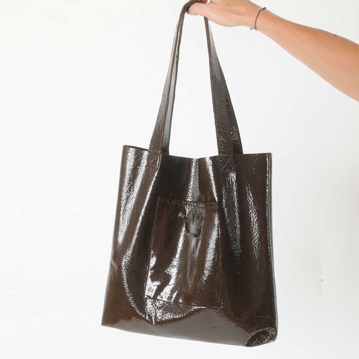 Sac shopping cabas créateur fabrication française en cuir marron vernis, deux poches