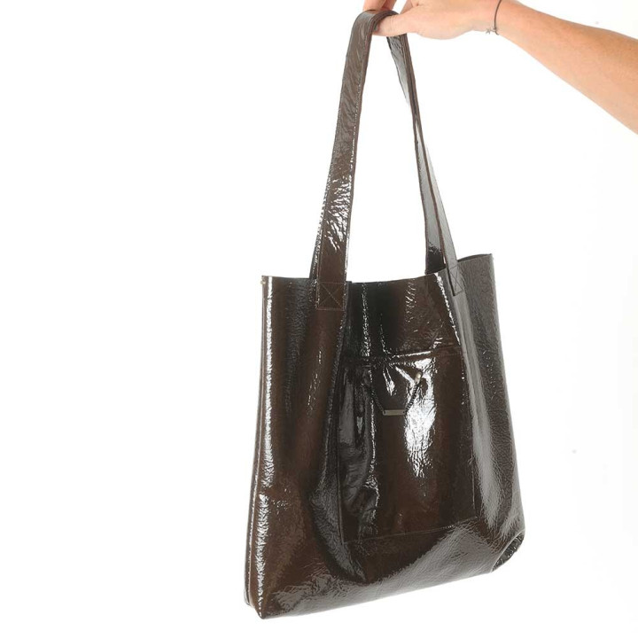 Sac shopping cabas en cuir marron vernis, deux poches