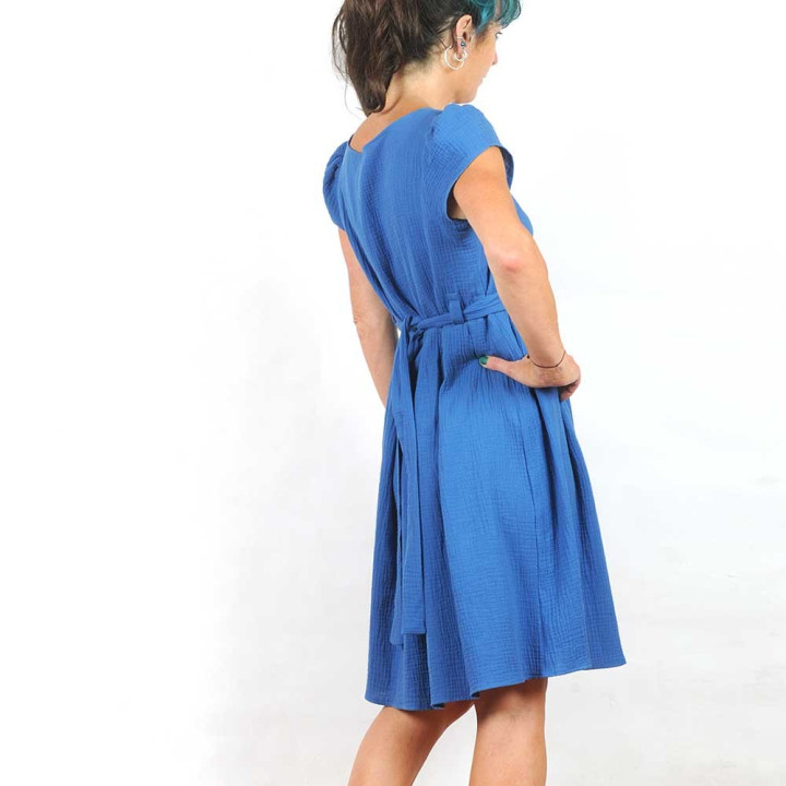 Robe fabriquée en France manches courtes ceinturée, double gaze de coton bleu roi