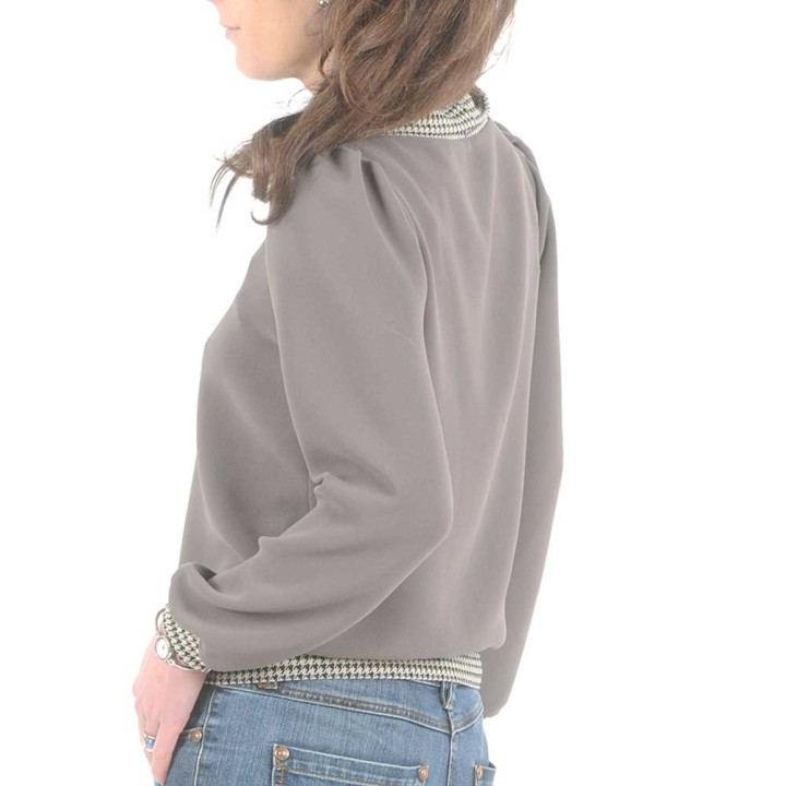 Blouse crêpe taupe, détails pied de poule, col bateau