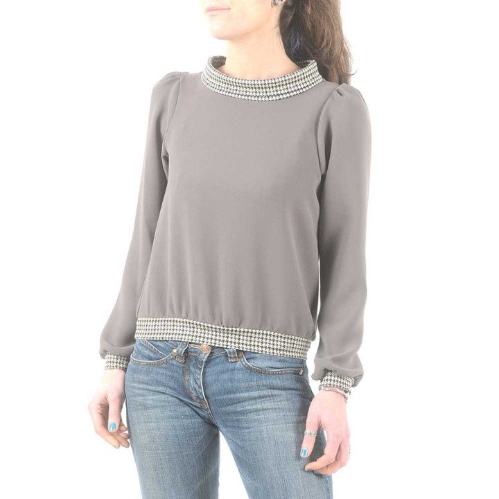 Blouse crêpe taupe, détails pied de poule, col bateau